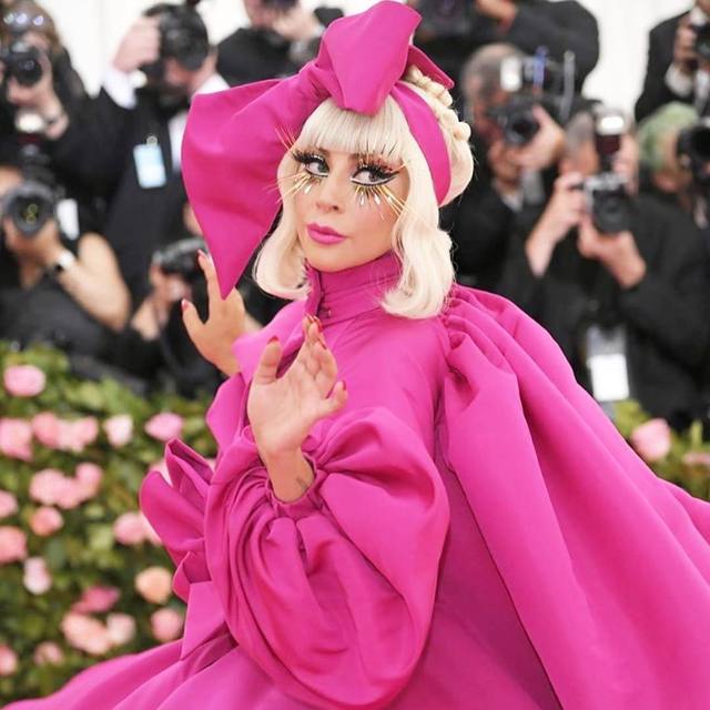 Lady Gaga se quitó la ropa en la alfombra de la Met Gala