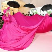 Lady Gaga se quitó la ropa en la alfombra de la Met Gala