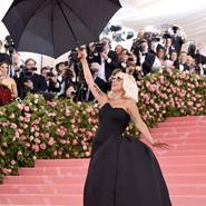 Lady Gaga se quitó la ropa en la alfombra de la Met Gala