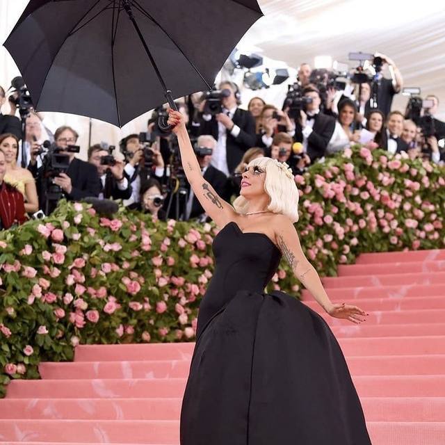 Lady Gaga se quitó la ropa en la alfombra de la Met Gala