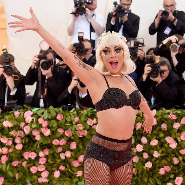 FOTO: Lady Gaga se quitó la ropa en la alfombra de la Met Gala