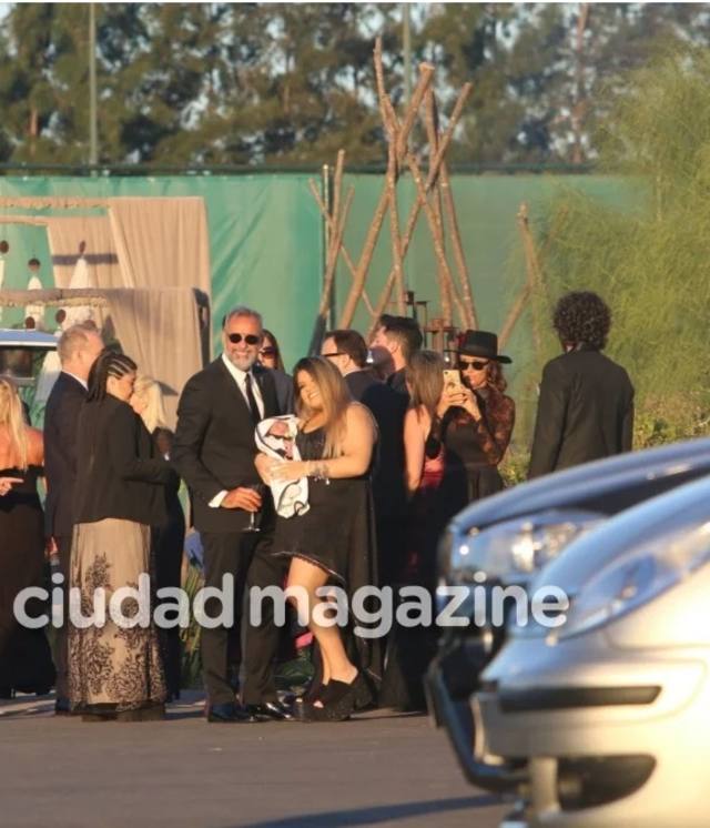 FOTO: Morena Rial llegó a la boda de su padre, junto a su bebé