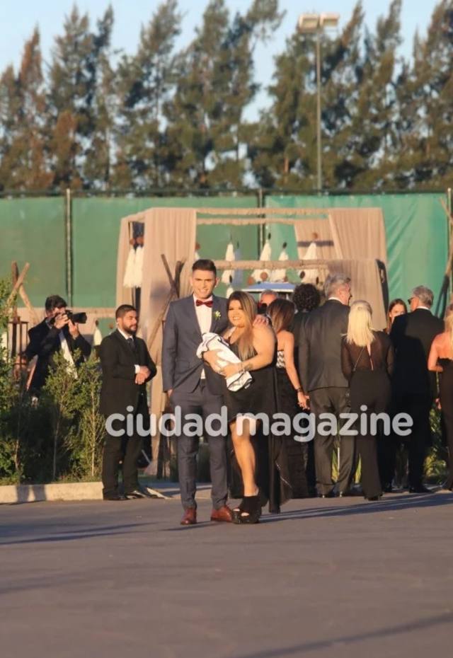 Morena Rial llegó a la boda de su padre, junto a su bebé