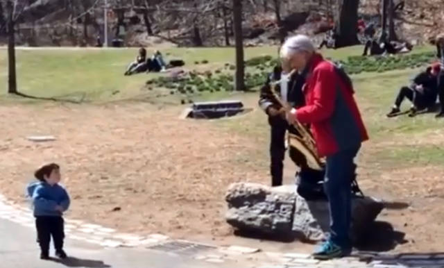 FOTO: Pettinato ahora toca el saxo a la gorra en Nueva York