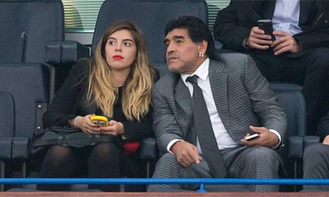 FOTO: Polémico saludo de Maradona a Dalma por su cumpleaños