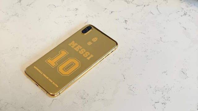 Cómo es el teléfono bañado en oro que regalaron a Messi