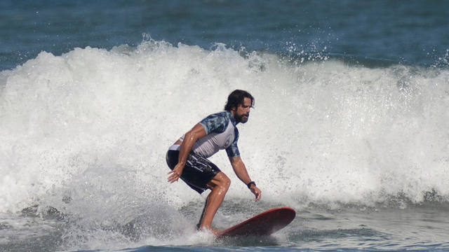 FOTO: El actor se pegó un golpazo practicando surf
