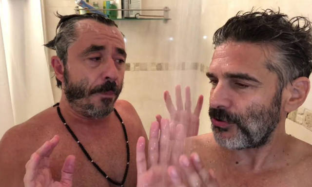 FOTO: Pablo Granados entrevistó a Leo Sbaraglia bajo la ducha