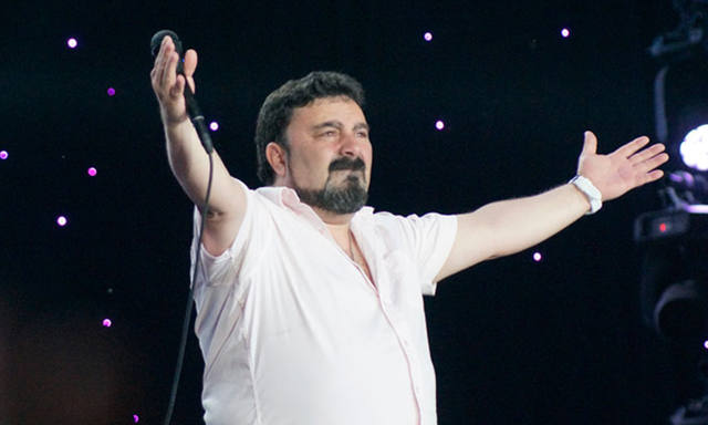 El llanto desconsolado del cantante de Amar Azul en Chile