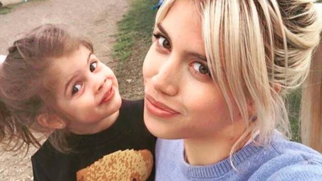 La hija de Wanda Nara se maquilla para ir al jardín