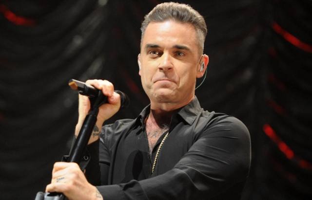 Robbie Williams, dijo que se contiene para llorar cuando canta el tema.