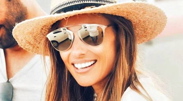 Pampita mostró su figura en bikini en las playas de México