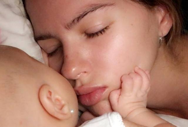 FOTO: La China Suárez compartió una foto amamantando a su beba