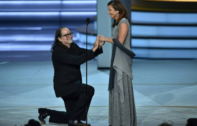 FOTO: Le pidió matrimonio a su mujer en el escenario de los Emmy