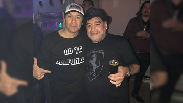 FOTO: Maradona fue a ver Damas Gratis y mostró todo su ritmo