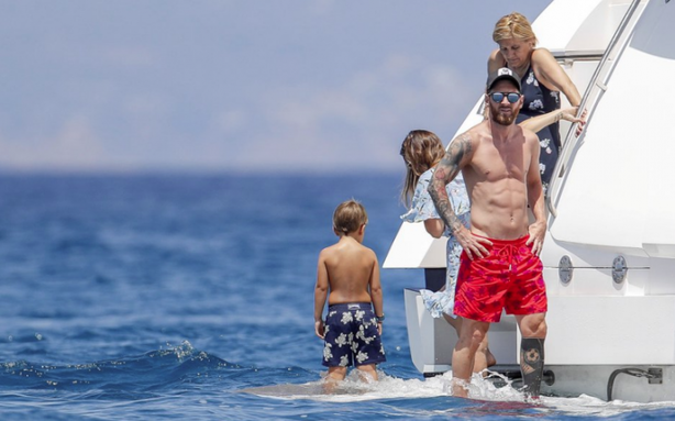 Las vacaciones top de Messi y Antonella en Ibiza