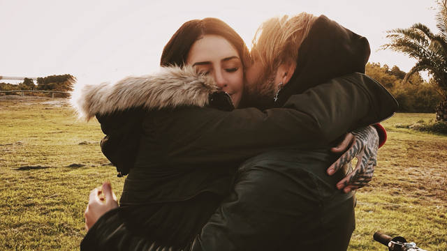 Cande Tinelli y Luca Bonomi, muy enamorados en la playa