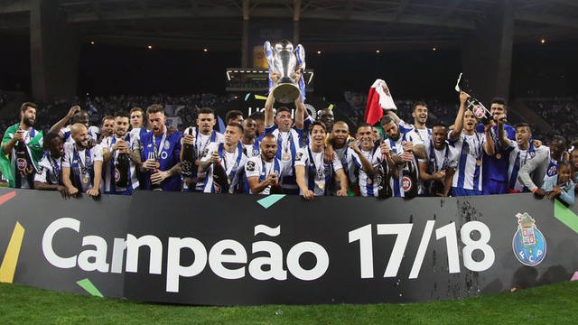 Porto salió campeón en Portugal y festejó con Los Palmeras