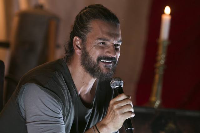 Ricardo Arjona saltó desde más de 200 metros de altura