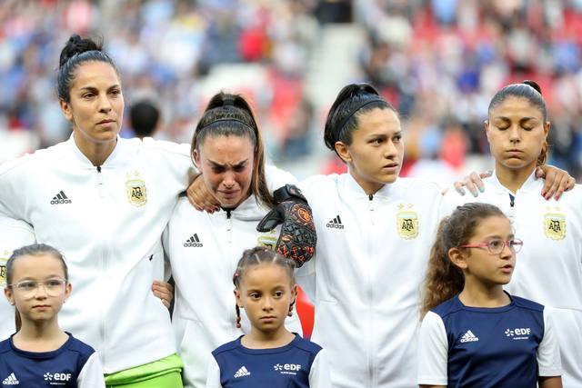 FOTO: La emoción de las jugadoras argentinas al cantar el himno