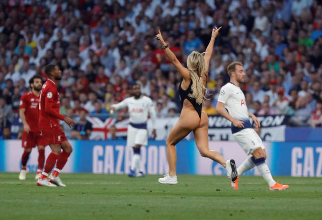 FOTO: Una mujer ingresó semidesnuda en el comienzo del juego
