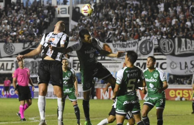 FOTO: Central Córdoba y Sarmiento igualaron en la primera final