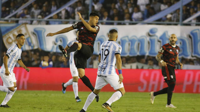 FOTO: Atlético Tucumán goleó a River y lo complica en cuartos