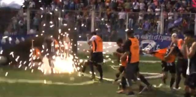FOTO: Camillero de un club lanzó una bomba de estruendo a rivales