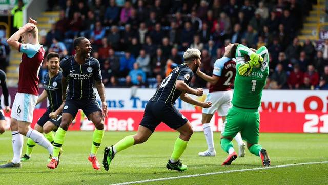 FOTO: El City volvió a la punta por un gol del Kun Agüero