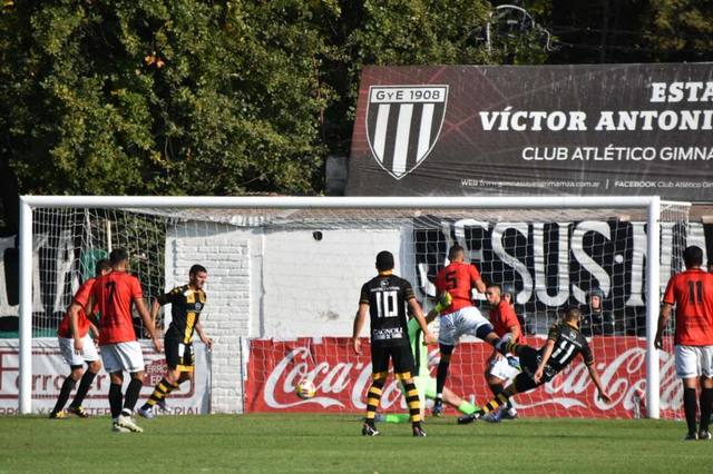 FOTO: Gimnasia de Mendoza igualó 3-3 con Santamarina