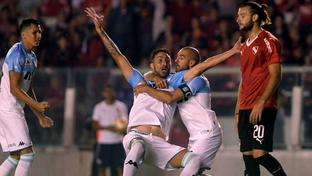 FOTO: Racing superó a Independiente y sigue firme en la punta