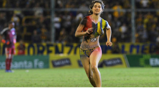 La muchacha buscó transmitir un mensaje contra la violencia.