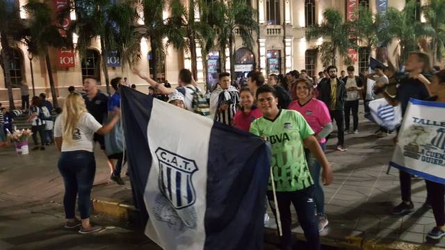 FOTO: Fanáticos albiazules se reunieron en el centro a festejar
