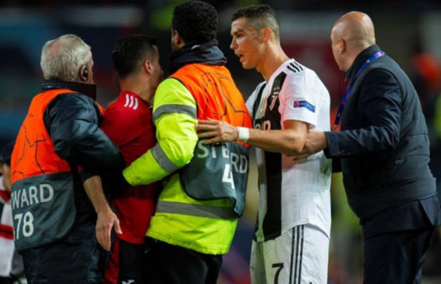 FOTO: El gran gesto de Ronaldo con un hincha de Manchester