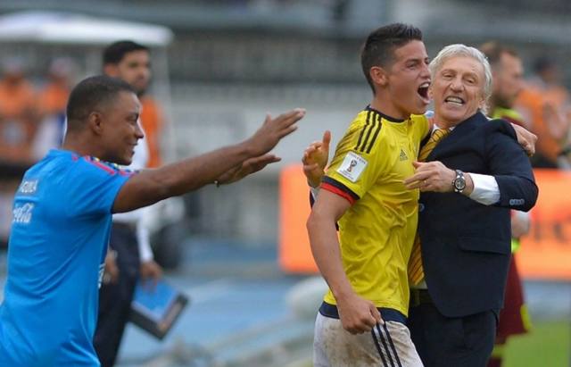 James Rodríguez festeja con Pekerman uno de los goles de Colombia.
