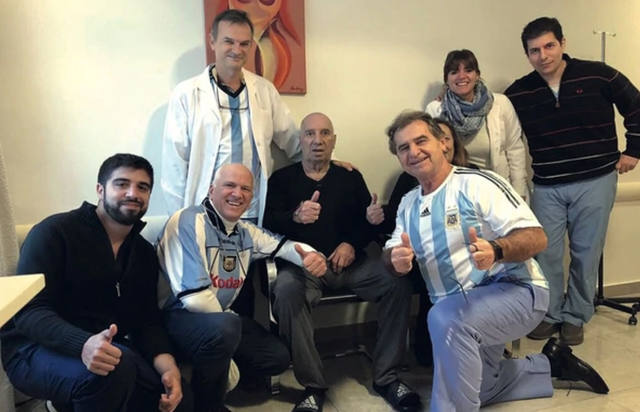 Carlos Bilardo recibió el alta y ya descansa en su casa