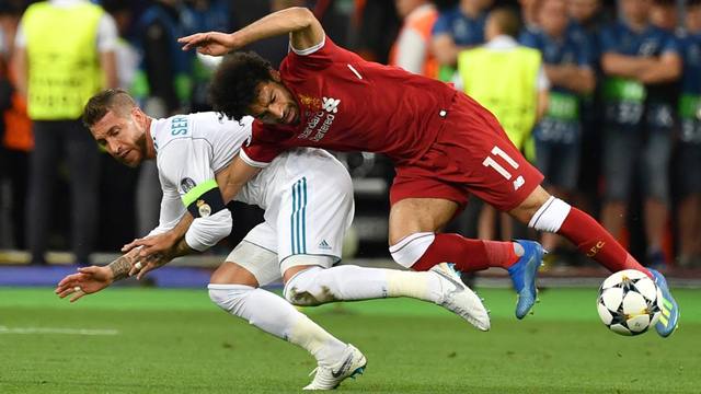 FOTO: Salah tuvo que salir del campo al minuto 30 de juego.