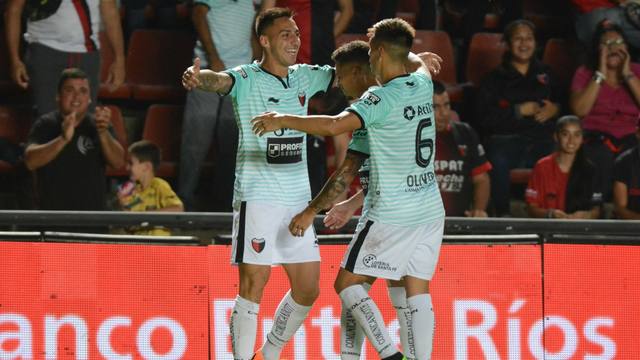 FOTO: Los jugadores de Colón celebran el primer gol de Correa