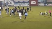 Hinchas locales agreden a los jugadores en el campo de juego