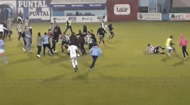 Hinchas locales agreden a los jugadores en el campo de juego