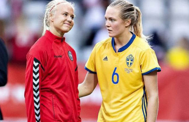 FOTO: El romántico beso entre una jugadora sueca y otra danesa