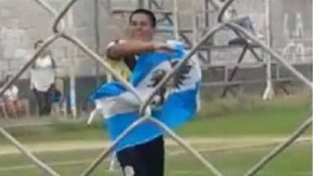 FOTO: Celebró un gol con una bandera de Malvinas y lo echaron