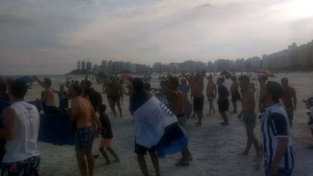 FOTO: Los hinchas albiazules ya copan las playas brasileñas