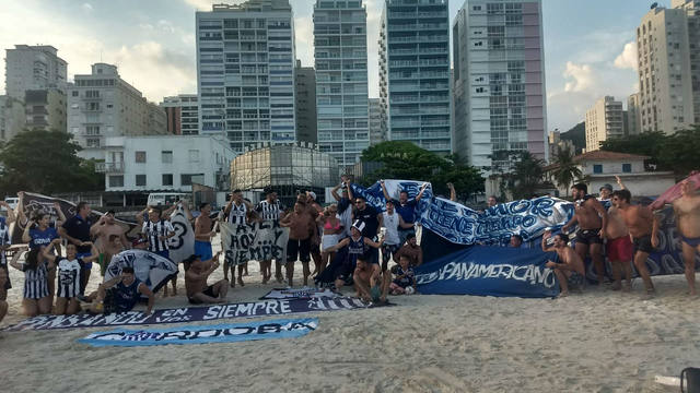 FOTO: Los hinchas albiazules ya copan las playas brasileñas