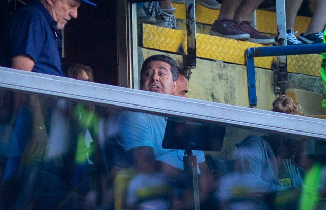El presidente de Boca fue cuestionado por los hinchas.