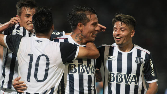 Todos los albiazules quieren abrazar al colombiano Moreno.