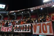 Banderas al revés e insultos a los barras en el Monumental