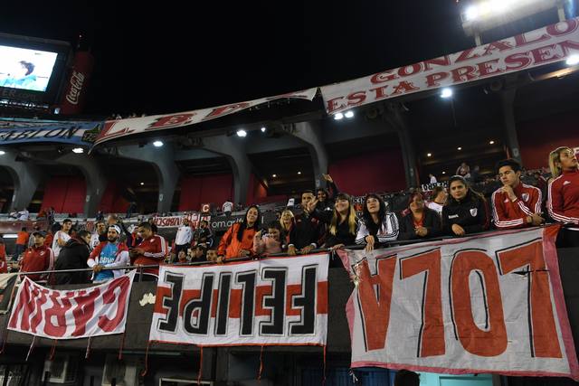 Banderas al revés e insultos a los barras en el Monumental