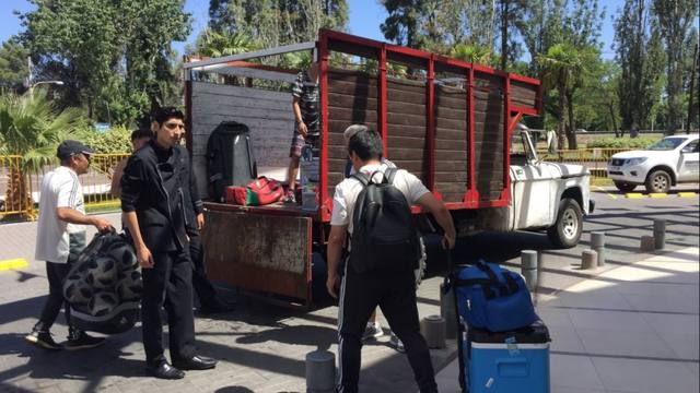 FOTO: Críticas por el flete que trasladó la utilería de México