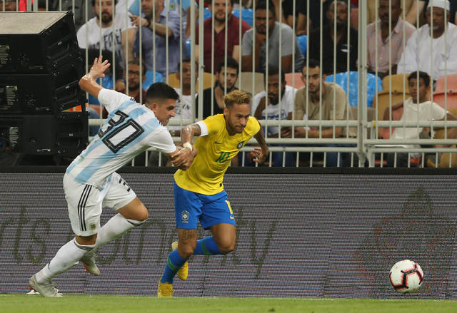 FOTO: Rodrigo Battaglia disputa la pelota con Neymar.